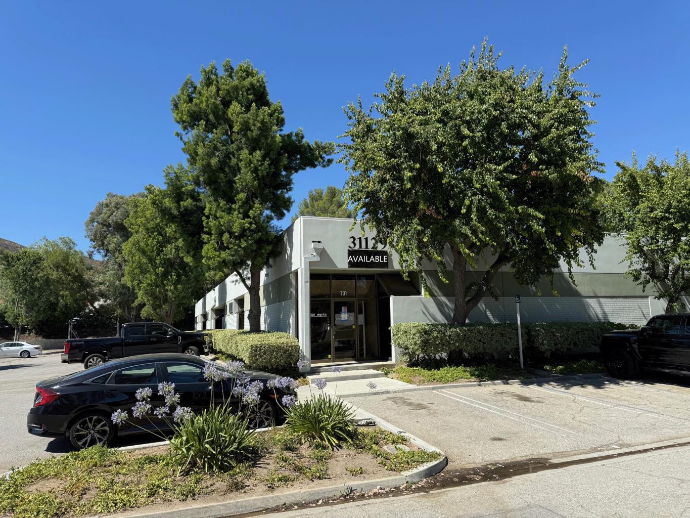 Westlake Commerce Center - 31121-31131 Via Colinas